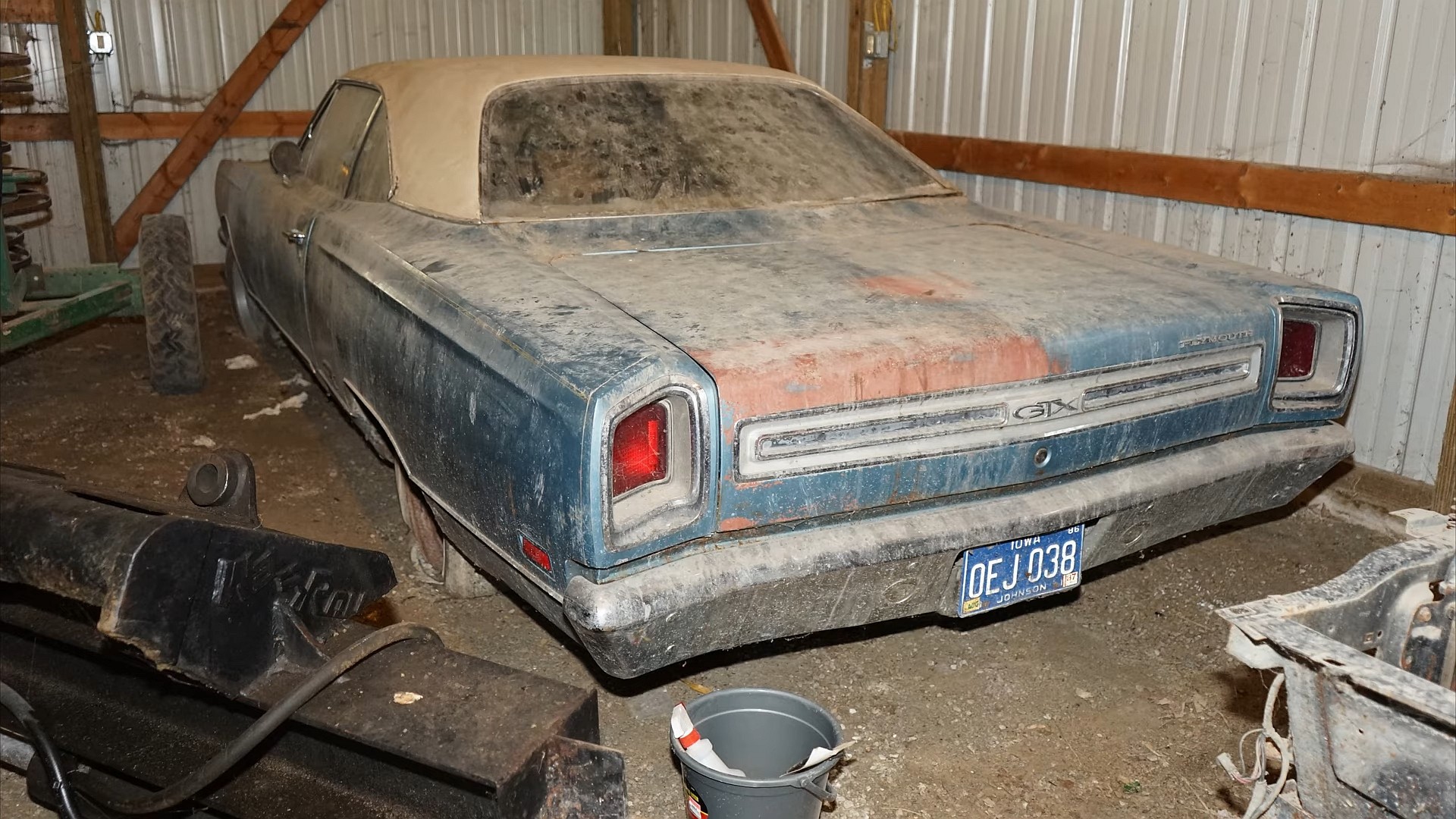 1969 Plymouth GTX Barn Find Discovered with $10,000 in Cash Under the  Driver's Seat - autoevolution