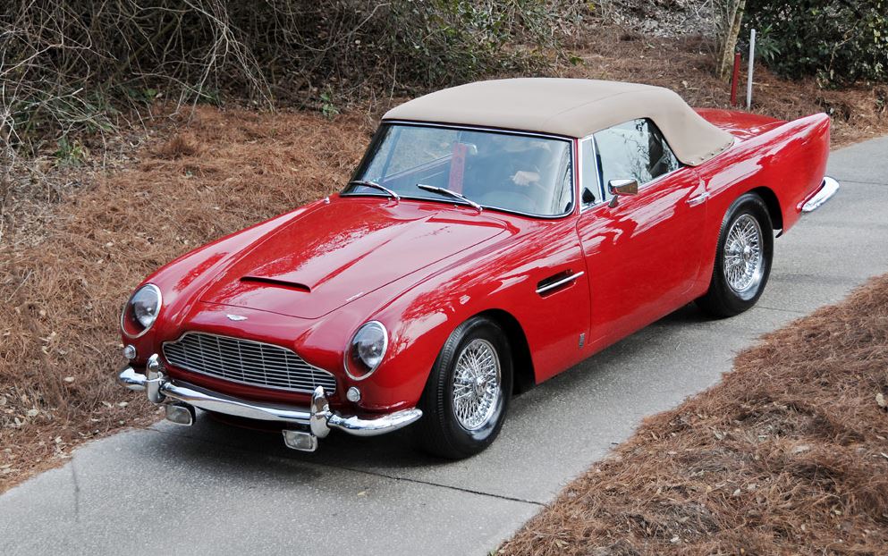 The DB5 was available with a choice of two transmissions: a five-speed manual gearbox, manufactured by ZF, or a three-speed automatic transmission, produced by BorgWarner. 