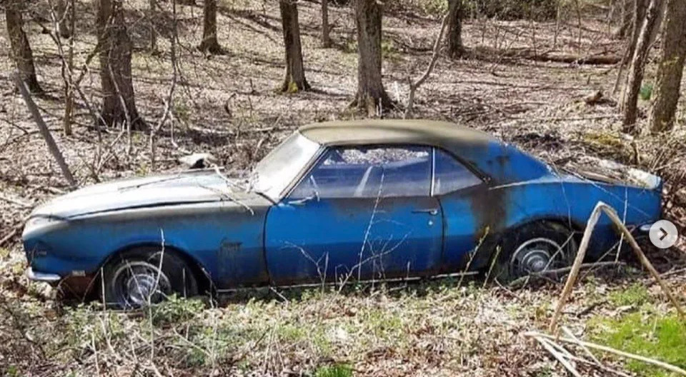 &lt;img src=&quot;camaro.jpg&quot; alt=&quot;An abandoned 1968 Chevrolet Camaro Z/28&quot;&gt;