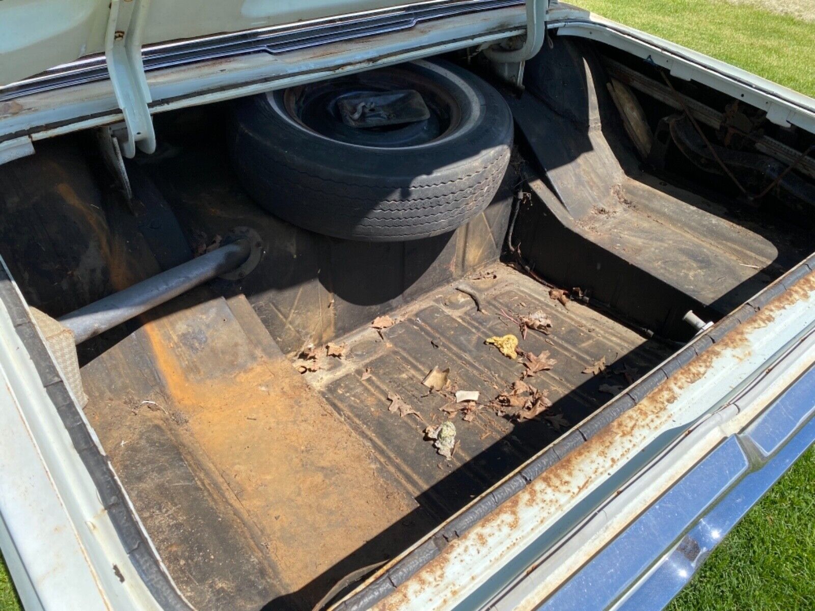 Unrestored 1965 Ford Thunderbird Found in a Carport, Parked Since 1988 - autoevolution