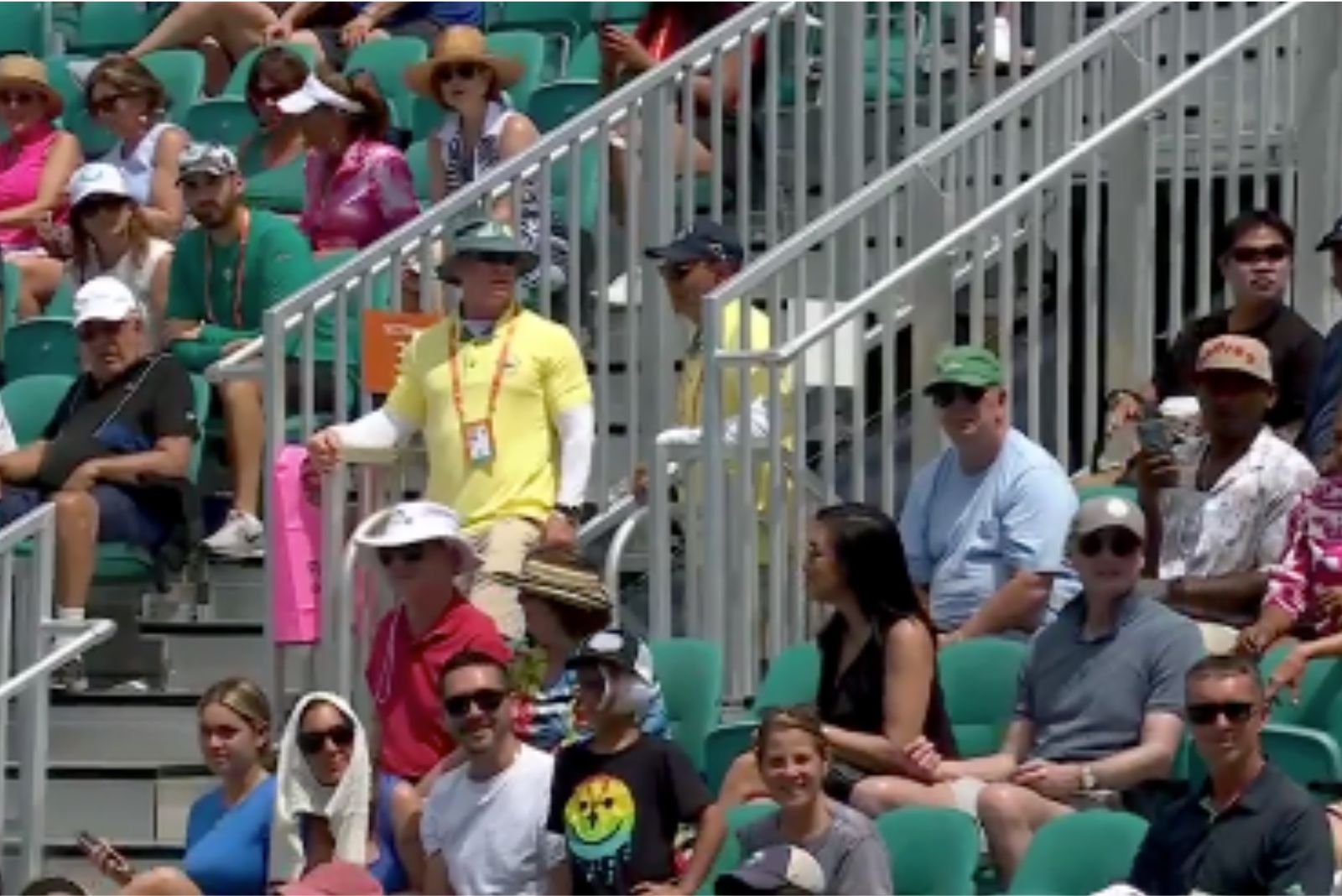 people watching tennis